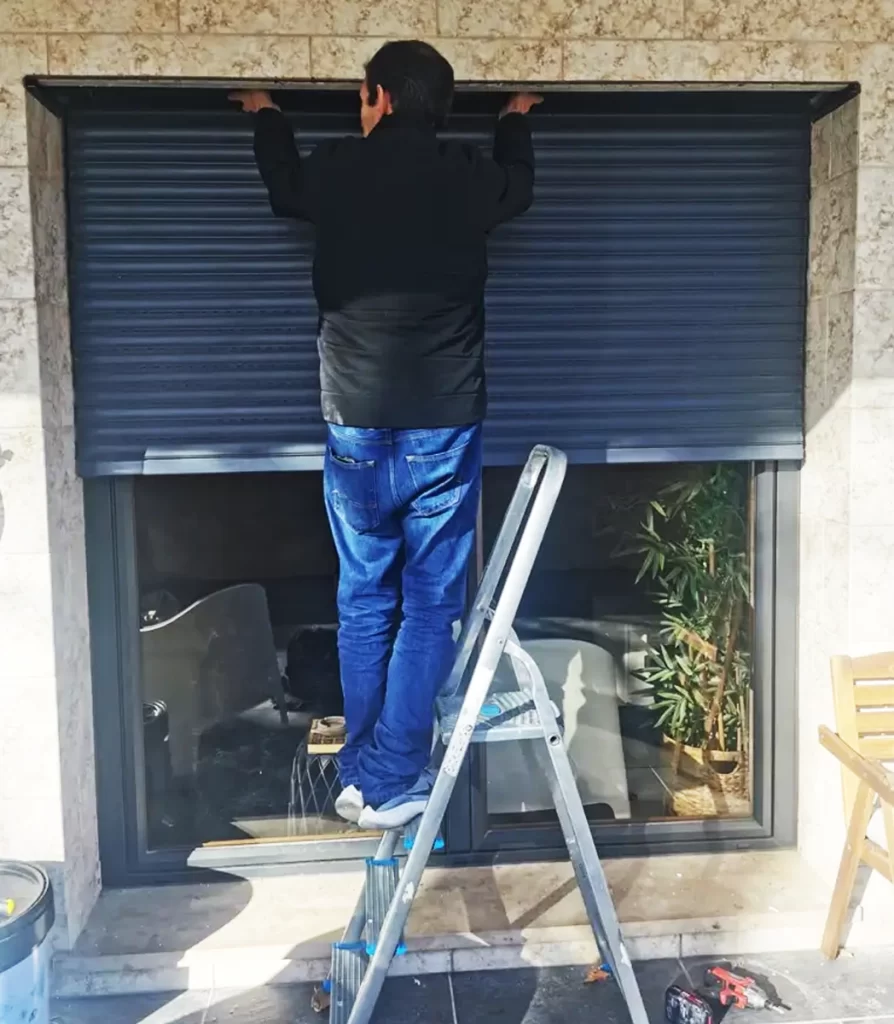 tecnico numa reparação de estores eletricos