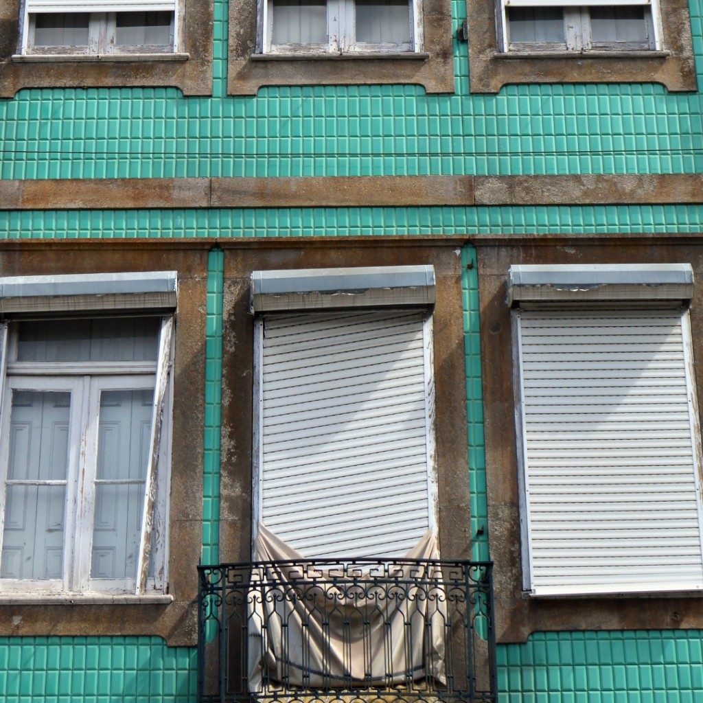 Estores de varanda num prédio de Lisboa